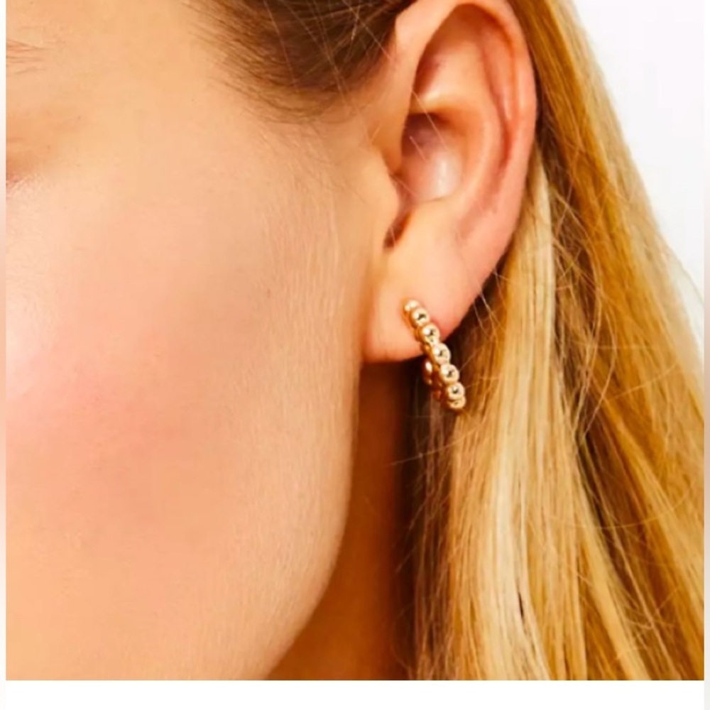 New Lilly Pulitzer Worth A Look Small Hoop Earrings Gold metallic - Picture 2 of 5
